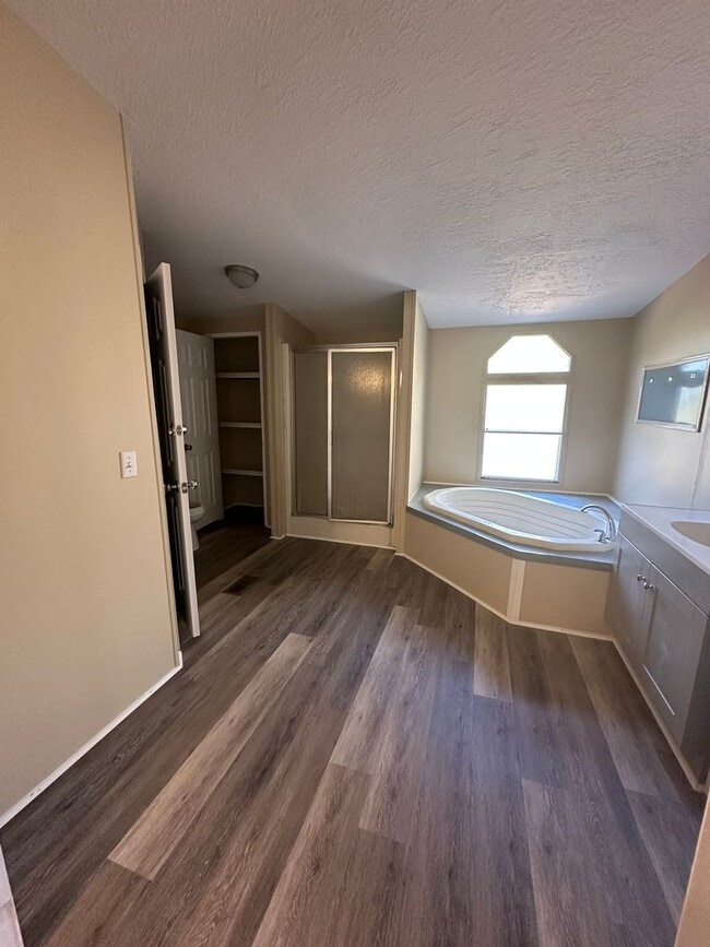 Foto del edificio - 3 Bed 2 Bath Waterfront Property - Under Renovations