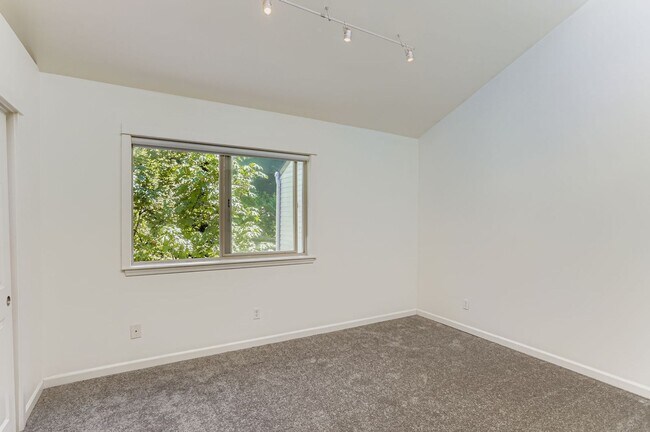 Building Photo - Large 2 Bed/2 Bath Upper Level Unit With V...