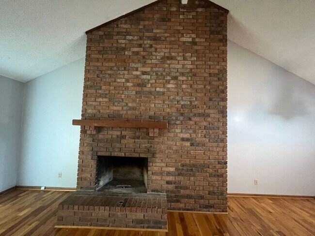 Building Photo - Spacious Duplex in Raymore!