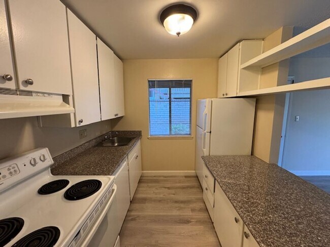 Building Photo - 1 bedroom end unit-New plank flooring thro...