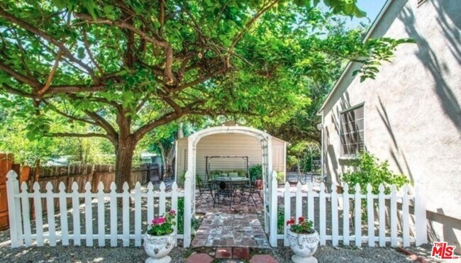 Building Photo - 3708 Altura Ave