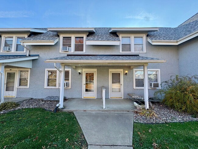 Building Photo - Updated 2BR Townhome Across from Stephens Park