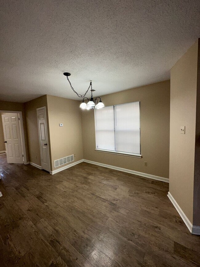 Foto del edificio - 3BR/3 full bath townhome! Over 1800 sq ft!...