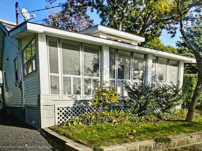 Building Photo - 1824 Briarwood Ter
