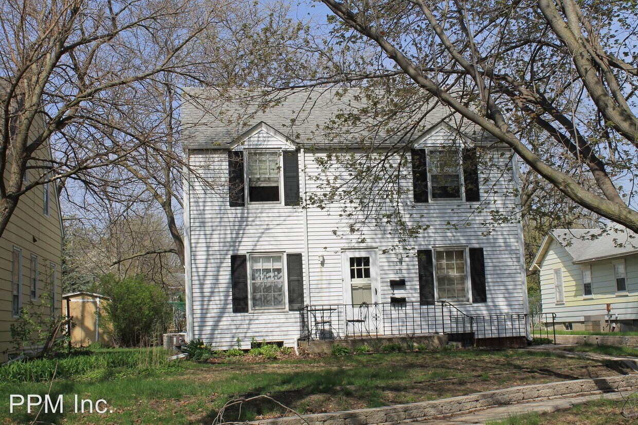Building Photo - 813-813 Northwestern Ave
