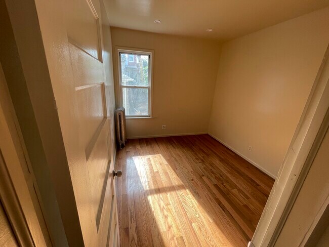 2nd queen sized bedroom - 824 E 34th St