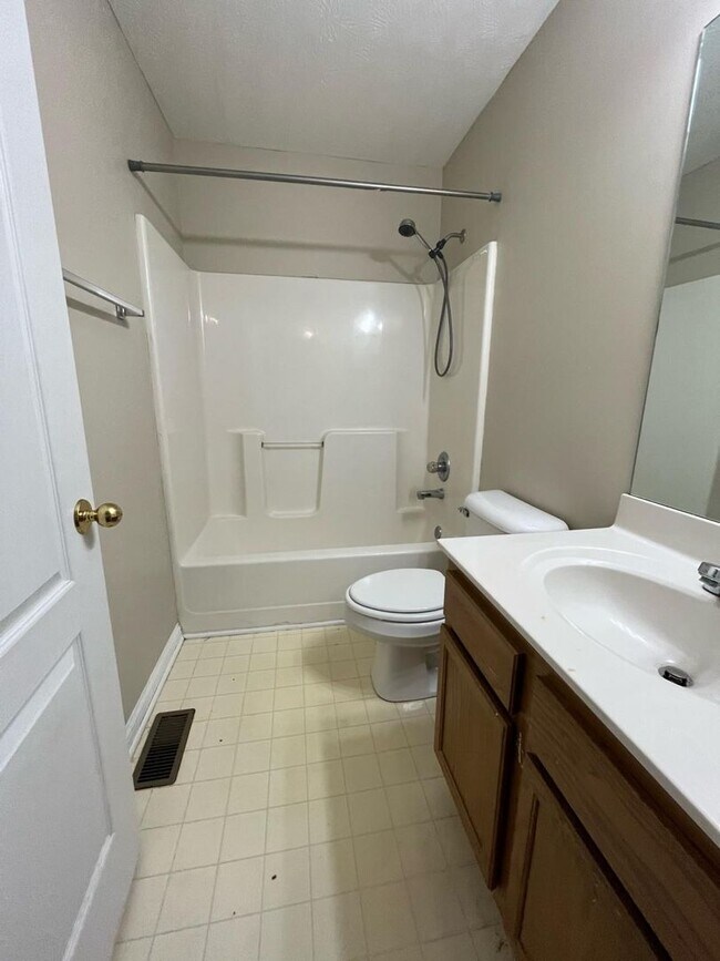 Foto del edificio - Two-bedroom, 1.5-bath townhouse in Nicholasville, KY