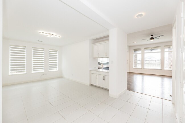 Foto del edificio - 25514 Kearsley Dr