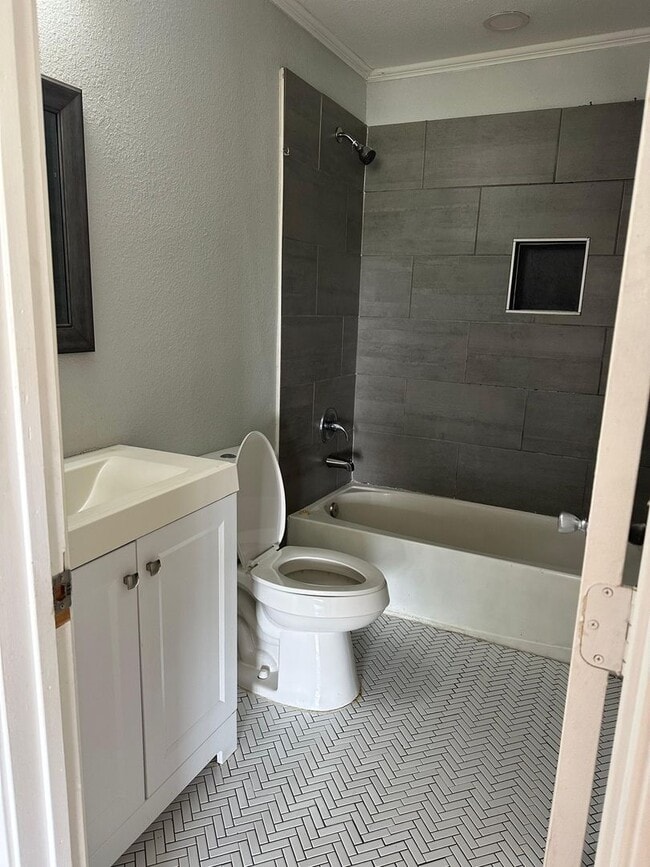 Building Photo - Charming & Updated 2-Bedroom Home in Peace...