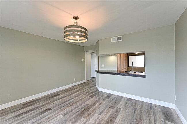 Building Photo - 835 S Osprey Ave