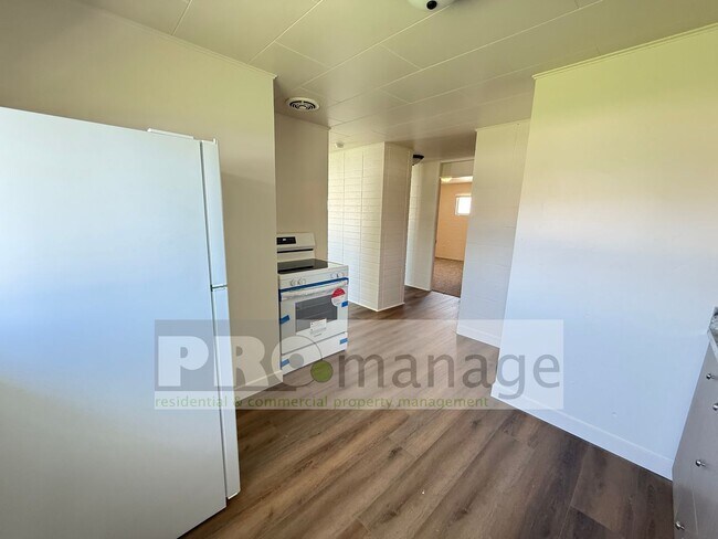 Building Photo - Cambridge Dr. (629 &amp; 637)