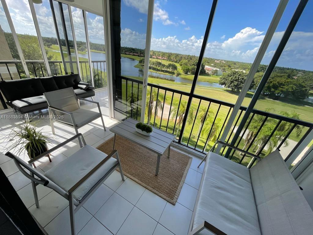 Foto principal - 16300 Golf Club Rd