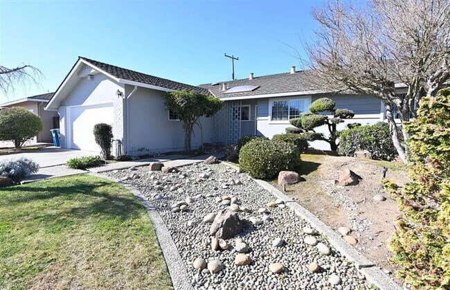 Building Photo - 4 bedrooms and 2 bathrooms beautiful prope...