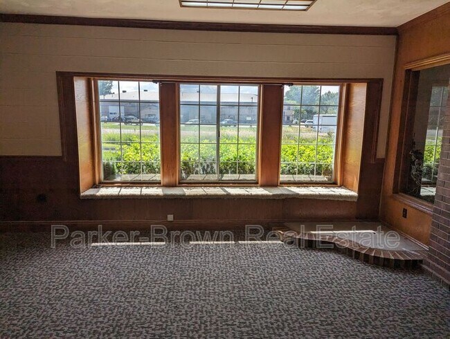 Building Photo - 1190n Spring Creek Pl