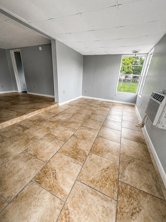 Foto del edificio - Cute 2BR/2BA HUGE ENCLOSED PORCH, Next to Stewart Middle, Tile Floors!