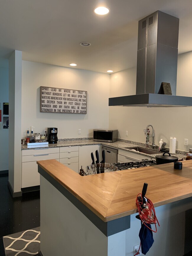 Foto del edificio - 305 W 23rd St