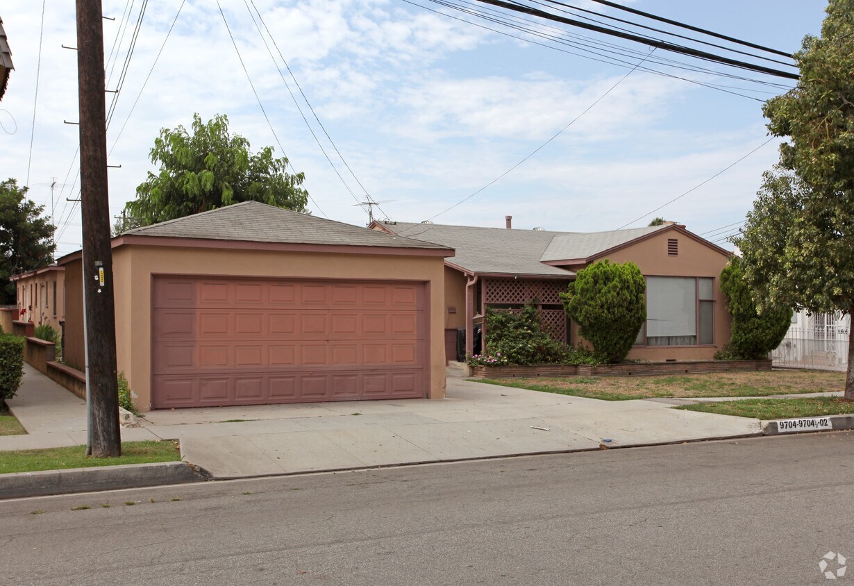Primary Photo - 9702-9704 Beverly St
