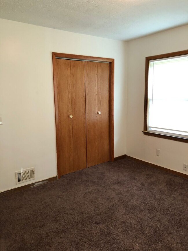 Building Photo - Spacious 2 Bed House!!
