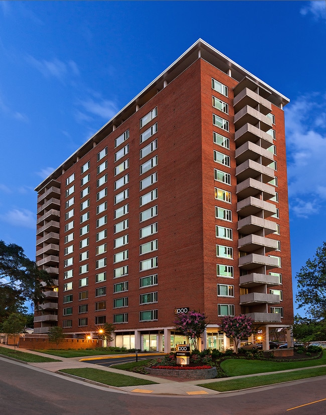 Welcome Home! - 2000 Riverside Apartments