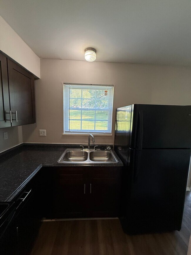Building Photo - 4807 Lakeside Dr