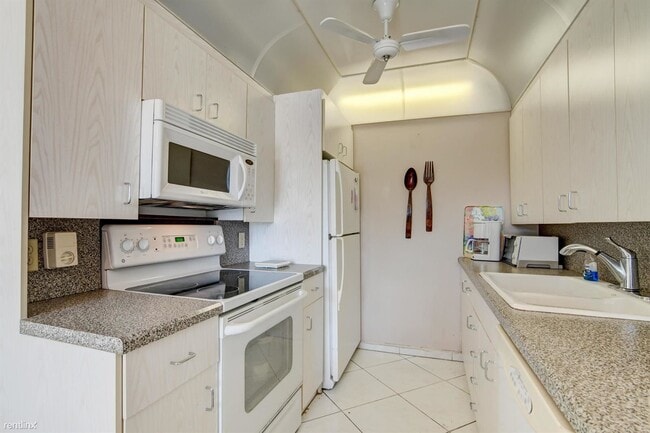 Building Photo - 2 br, 1.5 bath Condo - 4044 Exeter C