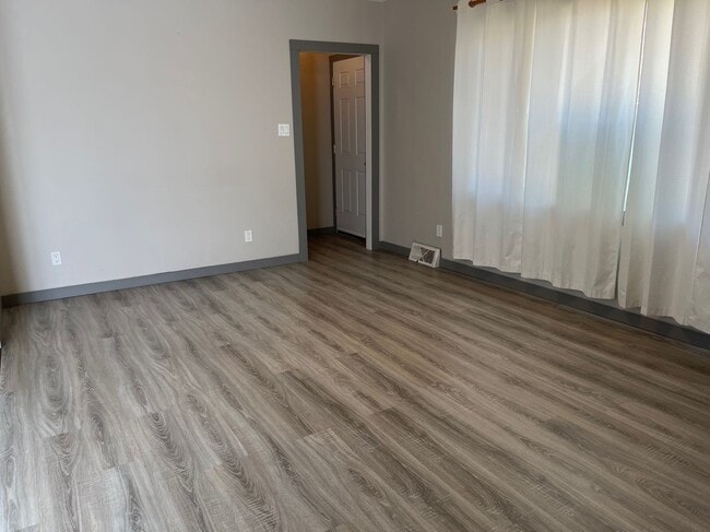 Building Photo - 5 Bed 2.5 Bath Unit in Red Deer, AB