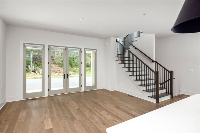 Building Photo - 10900 Serenbe Ln
