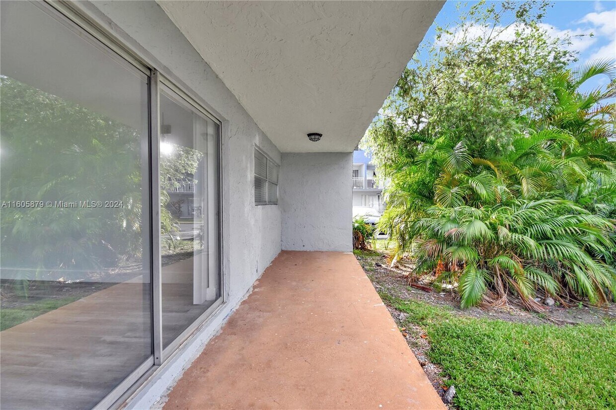 Primary Photo - 9371 Fontainebleau Blvd
