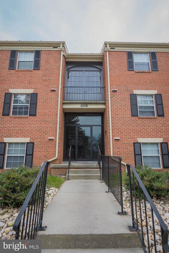 Primary Photo - 808 College Ln
