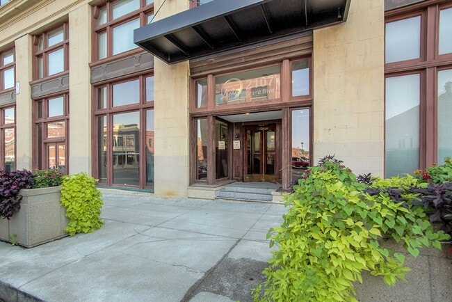 Building Photo - 2107 Grand Ave