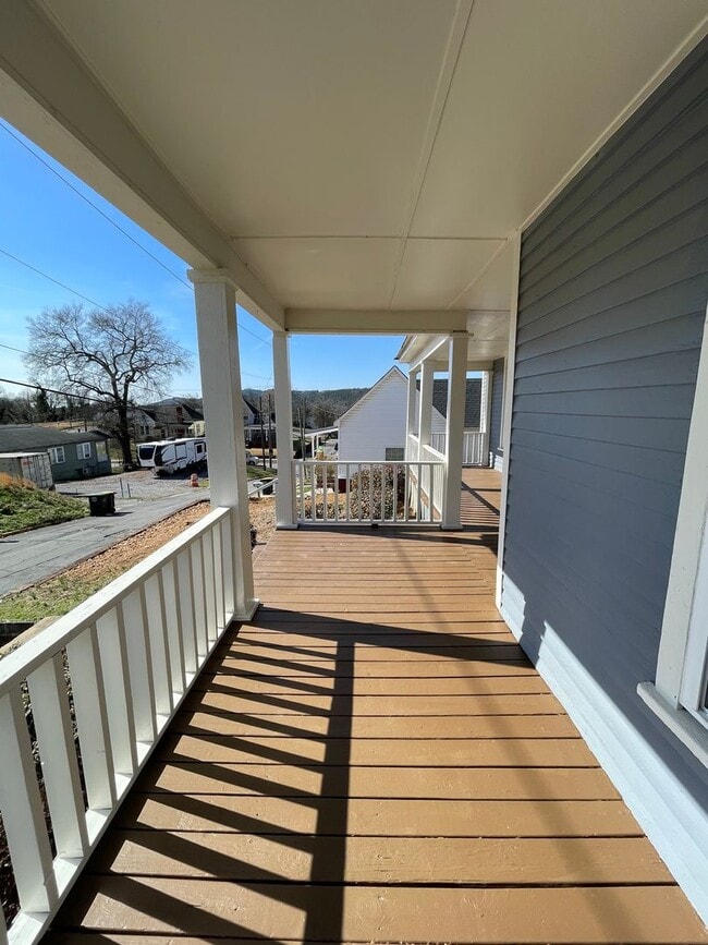 Building Photo - 3/1 House in South Rome $1295