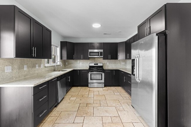 Building Photo - 443 Whiton St