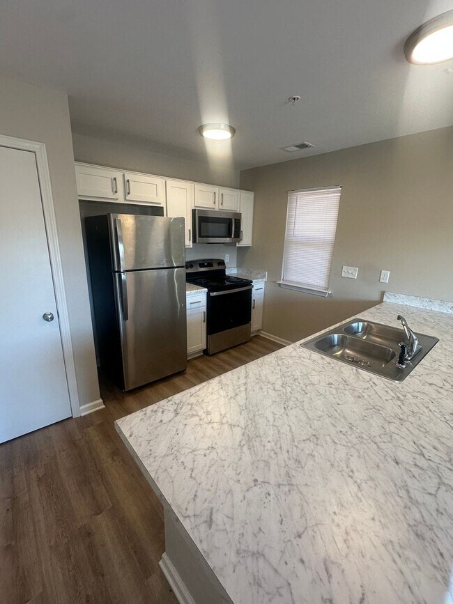 Building Photo - Great 2BD/2BA Condo On the Memphis/Germantown Line!
