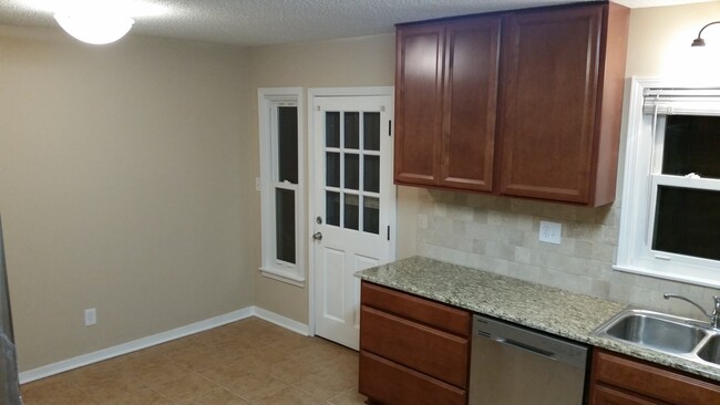 Foto del edificio - Large 5 Bedroom Nall Hills Home