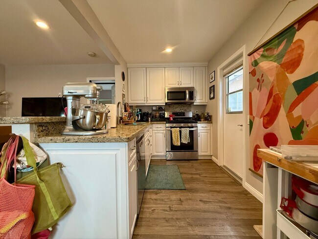 Foto del edificio - Modern Bungalow with W/D + A/C! Assigned Parking Included & 1 Garage Storage!