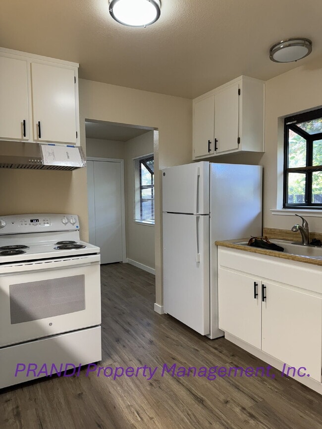 Building Photo - Charming 1-Bedroom Home with Bonus Room, U...