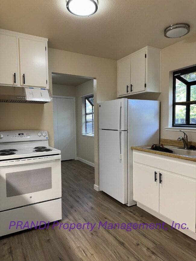 Foto del edificio - Charming 1-Bedroom Home with Bonus Room, U...
