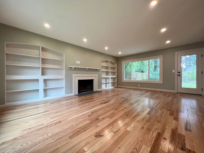 Building Photo - GORGEOUS MILWAUKIE HOME! NEW REMODEL, PRIV...