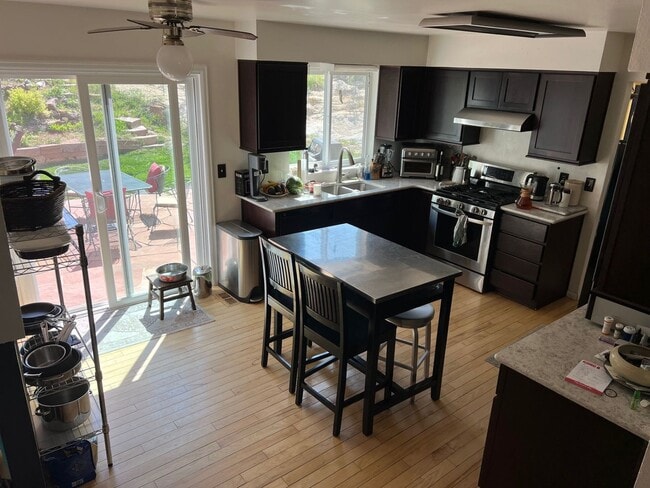 Building Photo - 5 Bedroom Home, Backs to Open Space, Walki...