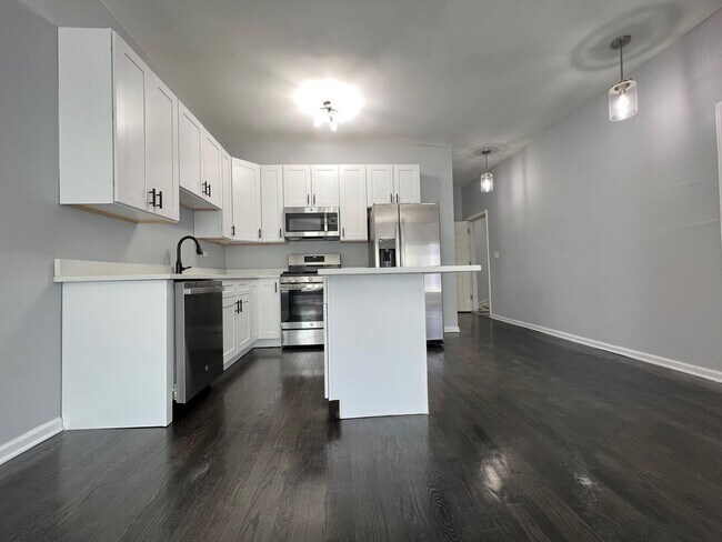 Building Photo - Sun Drenched Updated Logan Square 1 bed