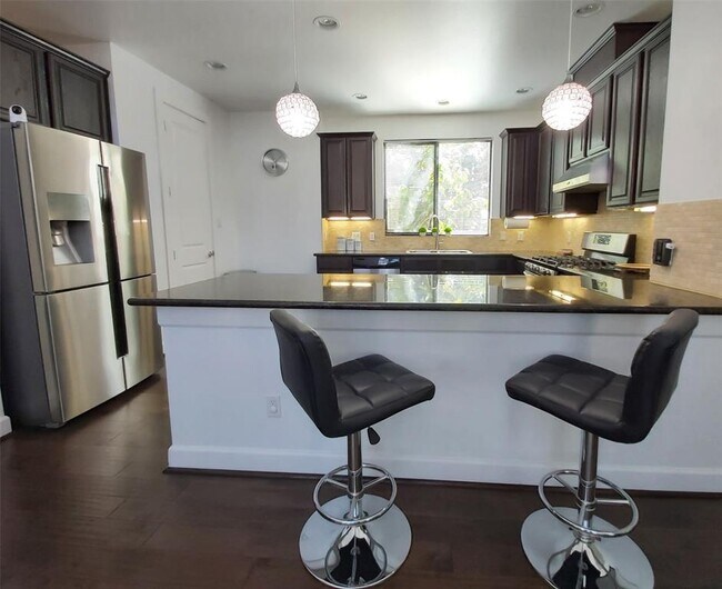 Foto del edificio - 9050 Laverne Cres