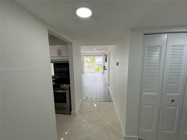 Foto del edificio - 8000 SW 81st Dr