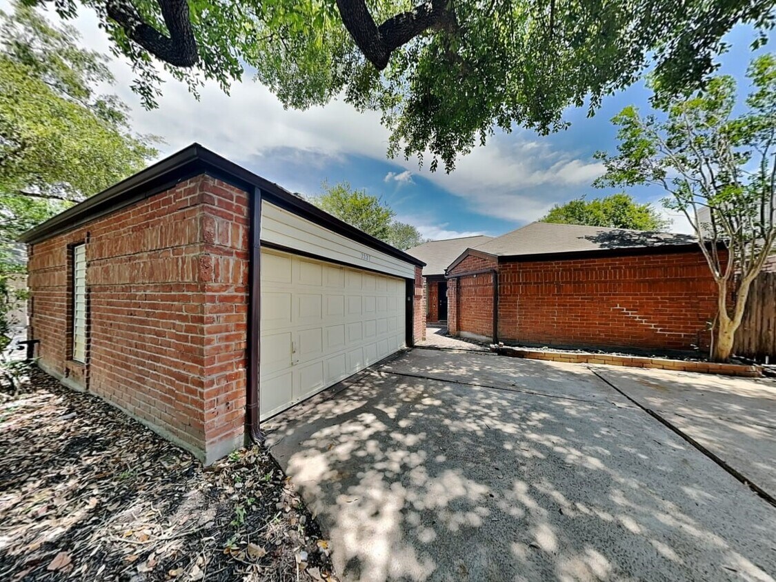 Foto principal - 2227 Briarwest Blvd