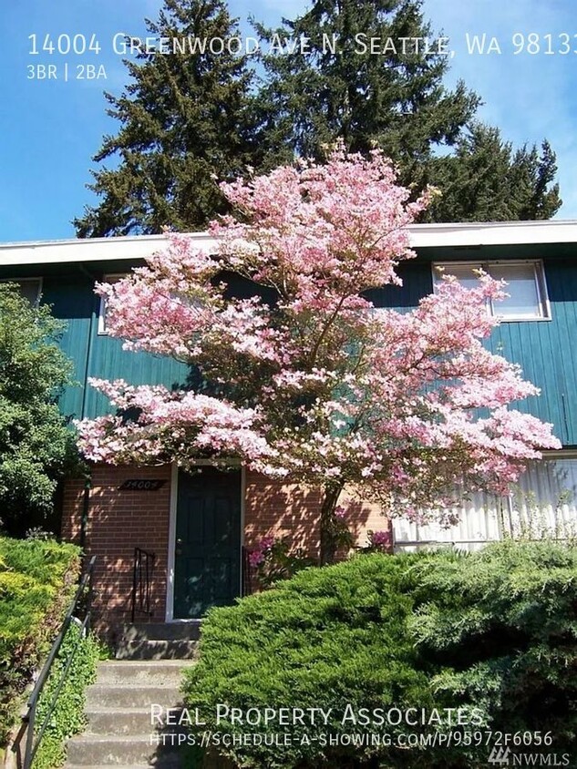 Foto principal - 3-Bedroom Townhome in North Greenwood/Broa...