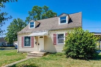 Building Photo - 3233 Hiawatha St