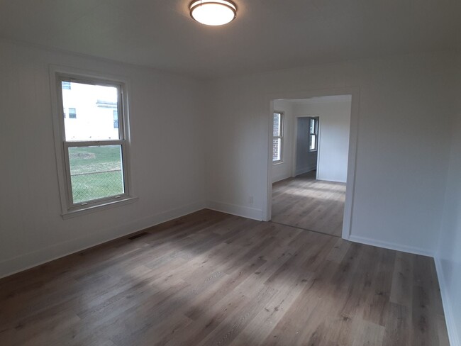 Building Photo - Radford, 3BR / 1 BA, available February 14th