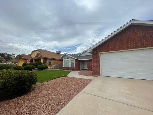 Building Photo - Beautiful 3 Bedroom/2 Bath home located of...