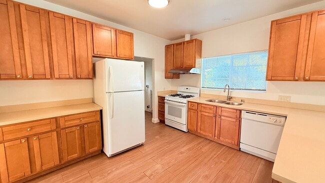 Building Photo - 496 Meek Ave