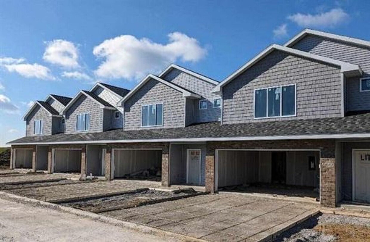 Foto principal - Brand New Two Story Townhome in North Libe...