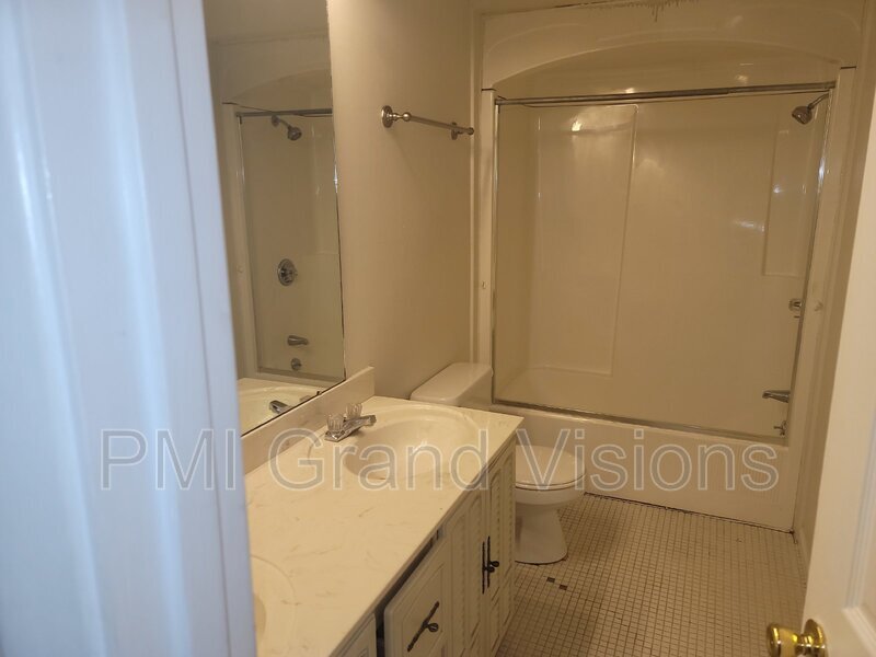 Foto principal - 1021 Woodlawn Dr